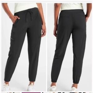 Athleta Women's Black cargo Jogger travel venture pants size 2 EUC
